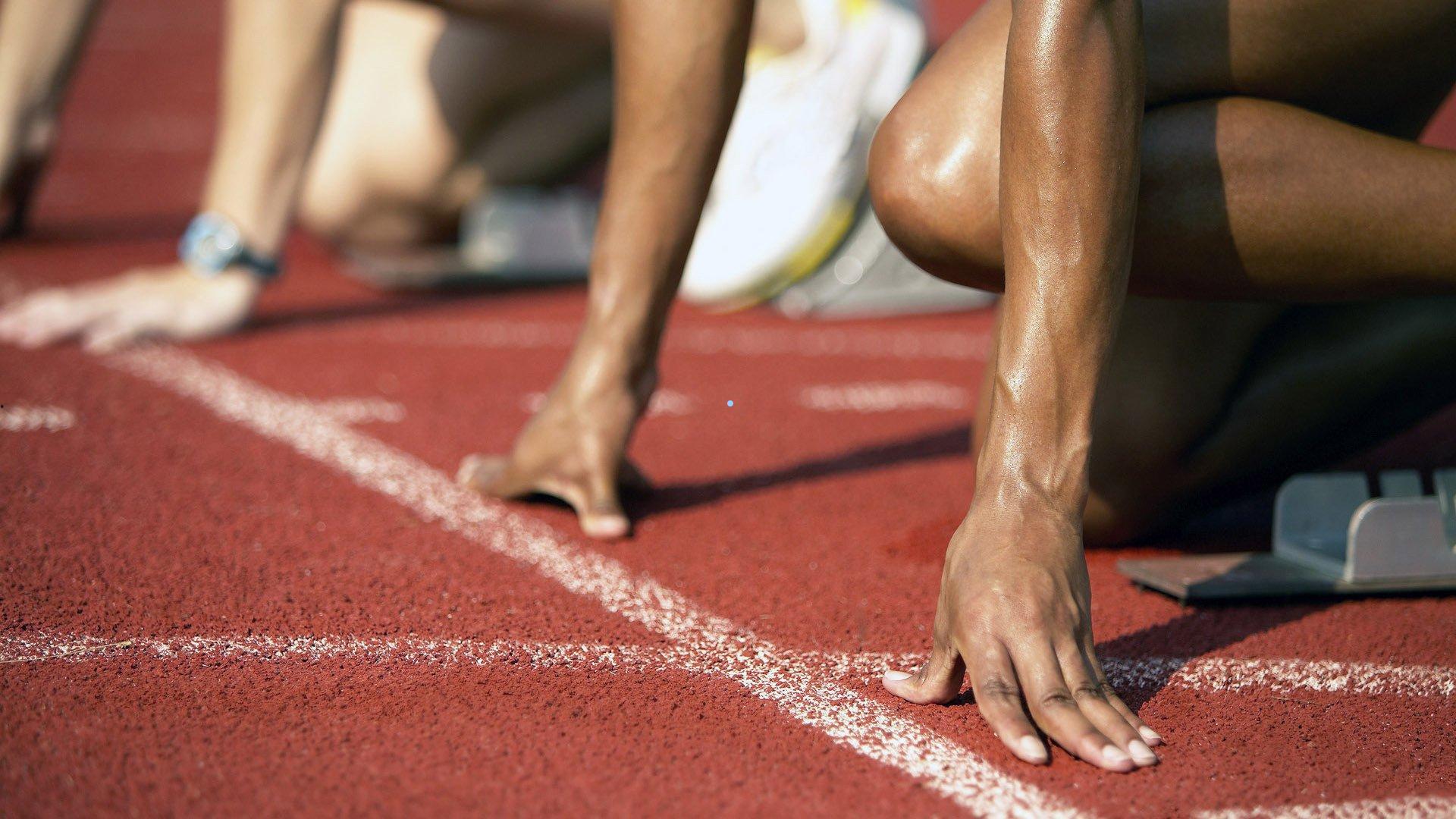 从染绿豪言到寸头明志,一位运动员的意外转型与觉醒之路